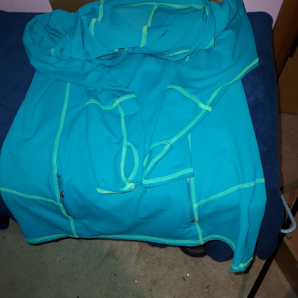 Kirkland Signature Brand.  Women's running top. - Picture 5 of 5